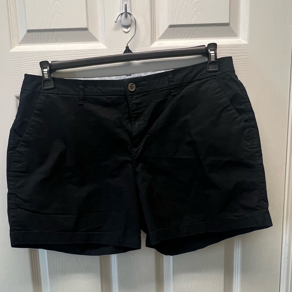 Old Navy Women's black everyday shorts size 16